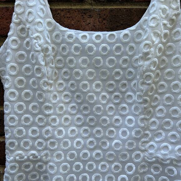 Lilly Pulitzer Meredith Eyelet Shift Dress in Resort White, Size 6 - Picture 2 of 10